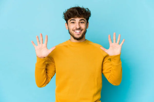 Hombre Árabe Joven Sobre Fondo Azul Mostrando Número Diez Con — Foto de Stock