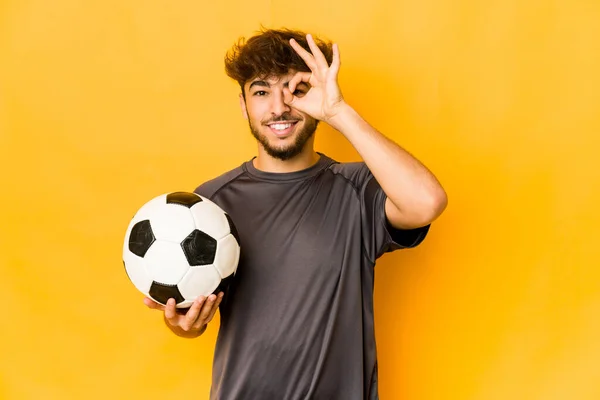 Młody Piłkarz Hinduski Człowiek Podekscytowany Trzyma Gest Oku — Zdjęcie stockowe