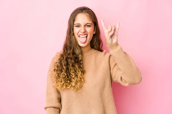 Jovem Caucasiana Mostrando Gesto Rocha Com Dedos — Fotografia de Stock