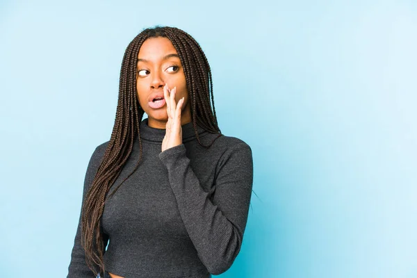 Ung Afrikansk Amerikansk Kvinna Isolerad Blå Bakgrund Säger Hemlig Het — Stockfoto