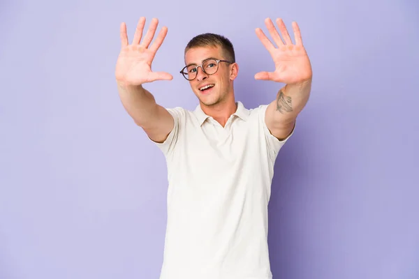 Νεαρός Καυκάσιος Όμορφος Άντρας Που Δείχνει Νούμερο Δέκα Χέρια — Φωτογραφία Αρχείου