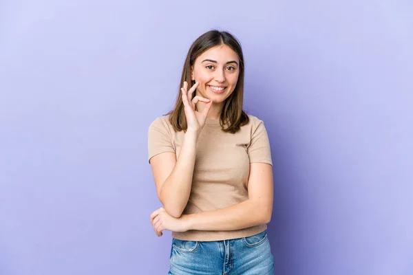 Junge Kaukasierin Zwinkert Und Hält Eine Okay Geste Mit Der — Stockfoto