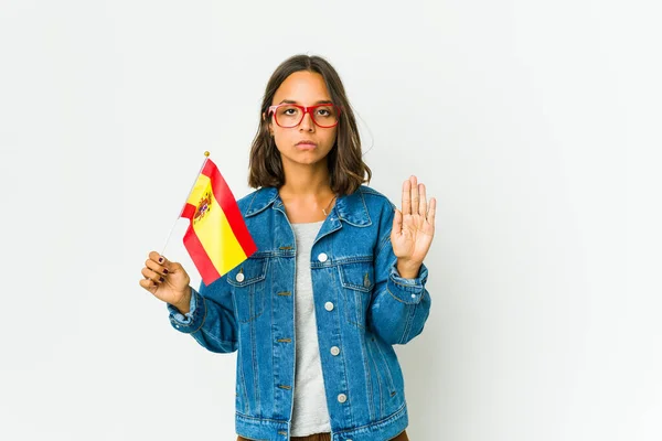 Beyaz Arka Planda Izole Edilmiş Bayrak Tutan Genç Spanyol Kadın — Stok fotoğraf