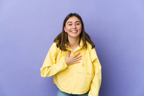 Ung Kaukasiska Kvinna Skrattar Högt Hålla Handen Bröstet — Stockfoto