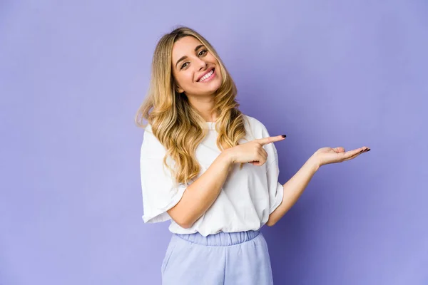 Giovane Donna Bionda Caucasica Eccitato Tenendo Uno Spazio Copia Sul — Foto Stock