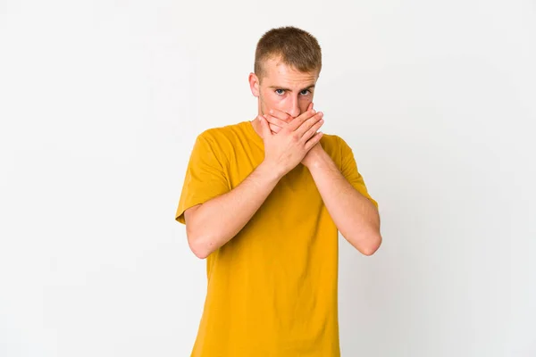 Junge Kaukasische Gutaussehende Mann Bedeckt Mund Mit Händen Suchen Besorgt — Stockfoto