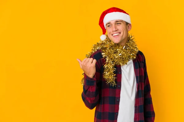 Junger Kaukasischer Mann Mit Weihnachtsmütze Der Ein Geschenk Isoliert Auf — Stockfoto