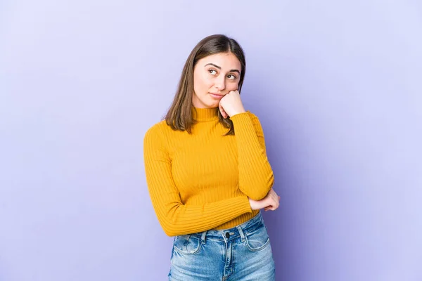 Giovane Donna Caucasica Che Sente Triste Pensieroso Guardando Spazio Copia — Foto Stock