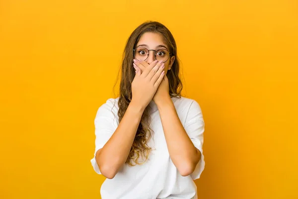 Joven Mujer Caucásica Sorprendida Cubriendo Boca Con Las Manos — Foto de Stock