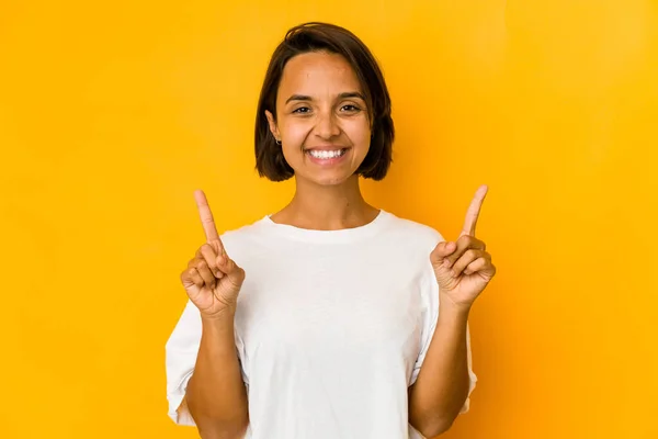 Jonge Spaanse Vrouw Geïsoleerd Geel Geeft Met Beide Voorvingers Omhoog — Stockfoto