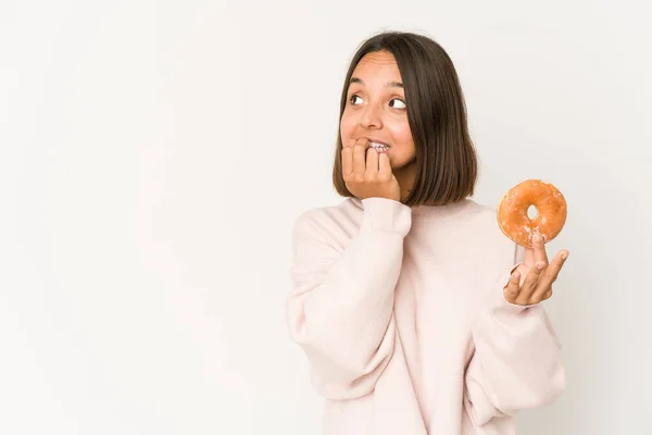 Mujer Hispana Joven Comiendo Donut Relajado Pensando Algo Mirando Espacio —  Fotos de Stock