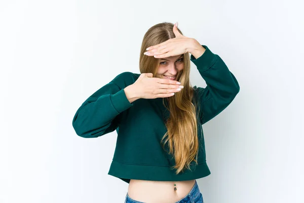 Jeune Femme Blonde Isolée Sur Fond Blanc Cligner Des Yeux — Photo