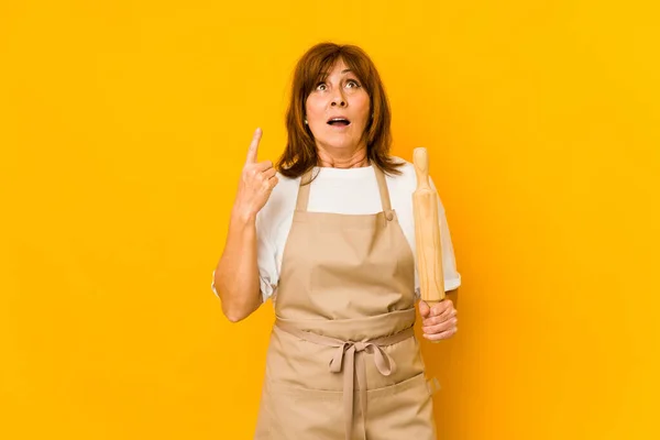 Kaukasische Köchin Mittleren Alters Hält Eine Isolierte Rolle Und Zeigt — Stockfoto