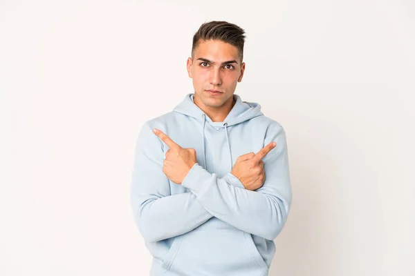 Ung Kaukasisk Stilig Man Isolerade Punkter Sidled Försöker Välja Mellan — Stockfoto