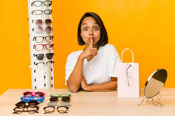Ung Latinamerikansk Kvinna Försöker Glasögon Isolerad Hålla Hemlighet Eller Tystnad — Stockfoto