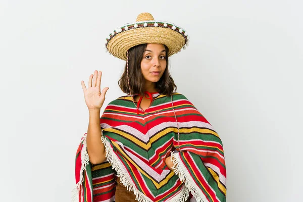 배경에 멕시코 여성이 손가락으로 번째를 자랑스럽게 웃으며 — 스톡 사진