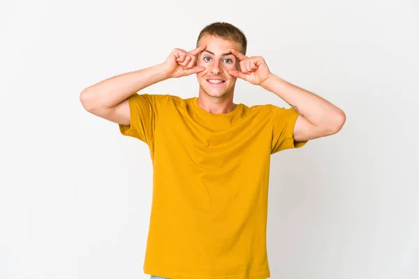 Ung Kaukasisk Stilig Man Håller Ögonen Öppna För Att Hitta — Stockfoto