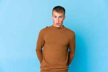 Genç, beyaz, yakışıklı adam gördüğü bir şey yüzünden şoka uğruyor..