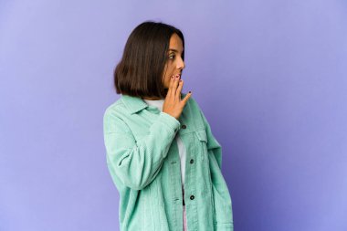 Genç melez kadın bir şey yüzünden şoka uğruyor.