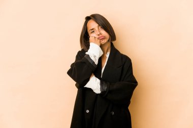 Kendini üzgün ve düşünceli hisseden ve kopya boşluğuna bakan genç İspanyol kadın..