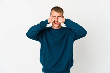 Genç, beyaz, yakışıklı, sızlanan ve ağlayan bir adam..