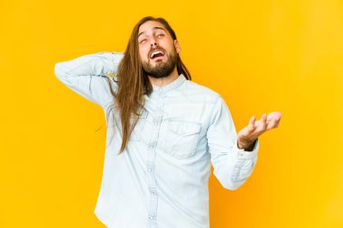 Uzun saçlı genç adam öfkeden bağırıyor..