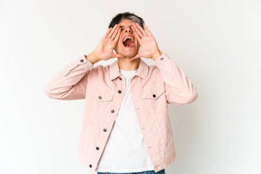 Genç, sıska İspanyol adam heyecanla bağırıyor..