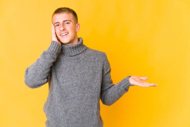 Beyaz tenli yakışıklı bir adam avucunun içinde fotokopi masası tutuyor, el üstünde tutuyor. Şaşırmış ve mutlu..