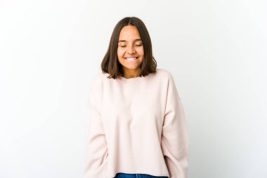 Genç melez kadın gülüyor, gözlerini kapıyor, rahat ve mutlu hissediyor..