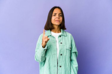 Genç melez kadın parmaklarıyla bir numarayı gösteriyor..