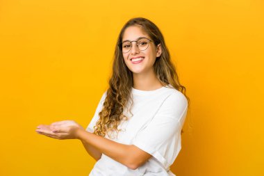 Kafkasyalı genç bir kadın avucunun üzerinde bir kopya alanı tutuyor..