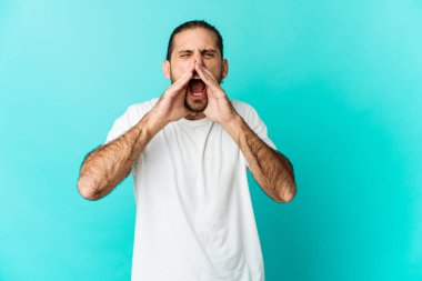 Uzun saçlı genç adam heyecanla bağırıyor..