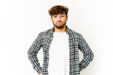 Beyaz arka plandaki genç Arap üzgün, ciddi yüzlü, mutsuz ve hoşnutsuz..