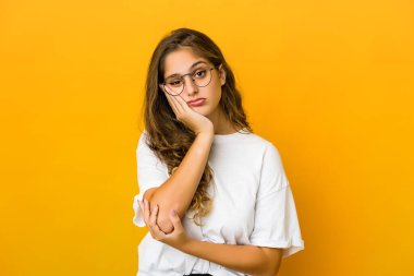 Sıkılmış, yorgun ve dinlenmeye ihtiyacı olan beyaz bir kadın..