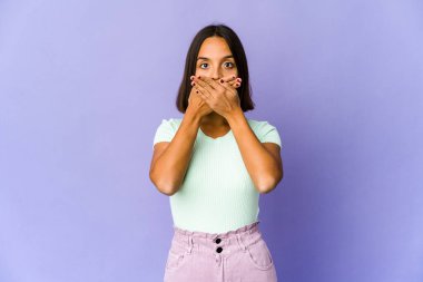 Genç melez kadın elleriyle ağzını kapatırken şok oldu..