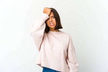 Genç melez kadın bir şeyi unutuyor. Alnına avuç içi ve kapalı gözlerle vuruyor..