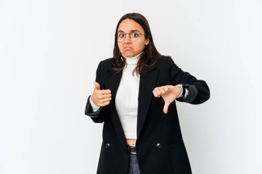 Genç melez ırk iş kadını beyaz arka planda izole edilmiş, baş parmağını kaldırmış, zor seçim konsepti.