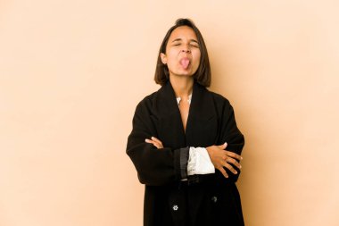 Genç İspanyol kadın garip ve arkadaş canlısı bir dil uzatıyor..