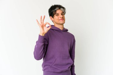 Genç, sıska, İspanyol bir adam göz kırptı ve elleriyle iyi bir jest yaptı..