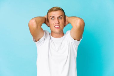 Genç, beyaz, yakışıklı adam öfkeyle bağırıyor..