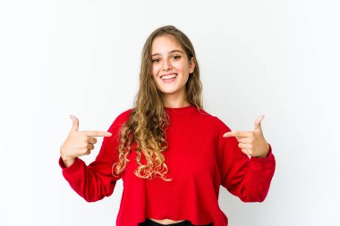 Genç beyaz kadın parmaklarıyla aşağı işaret ediyor, pozitif duygu..