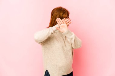 Üst düzey beyaz kadın izole edilmiş iki kolu çapraz tutuyor, inkar kavramı..