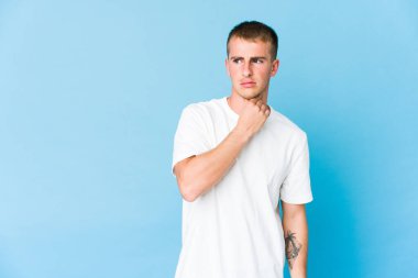 Genç beyaz yakışıklı adam virüs veya enfeksiyon yüzünden boğaz ağrısı çekiyor..