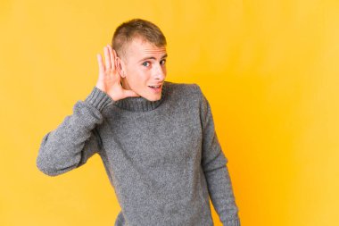 Bir dedikoduyu dinlemeye çalışan beyaz, yakışıklı genç bir adam..