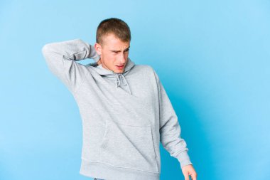 Genç, beyaz, yakışıklı, yorgun ve uykulu bir adam..