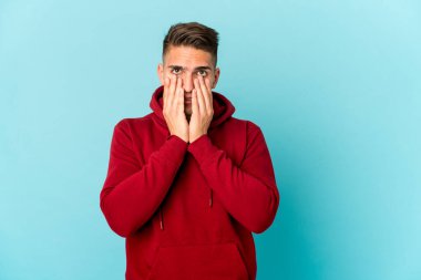 Beyaz tenli yakışıklı bir adam yalnız başına ağlayıp sızlanıyor..