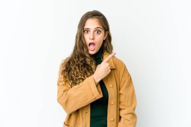 Yan tarafı gösteren beyaz bir kadın.