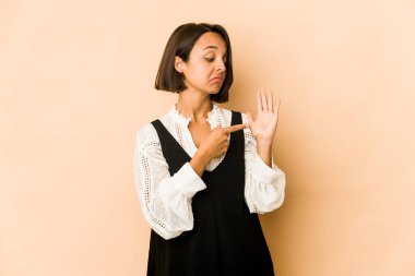 Genç İspanyol kadın kendini izole edip gülümseyerek beş numarayı parmaklarıyla gösterdi..