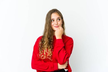 Kafkasyalı genç kadın rahatlamış fotokopi odasına bakan bir şey düşünüyor..