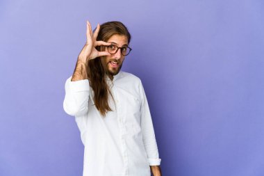 Uzun saçlı genç adam heyecanlı görünüyor. Jesti gözünün önünden ayırma..